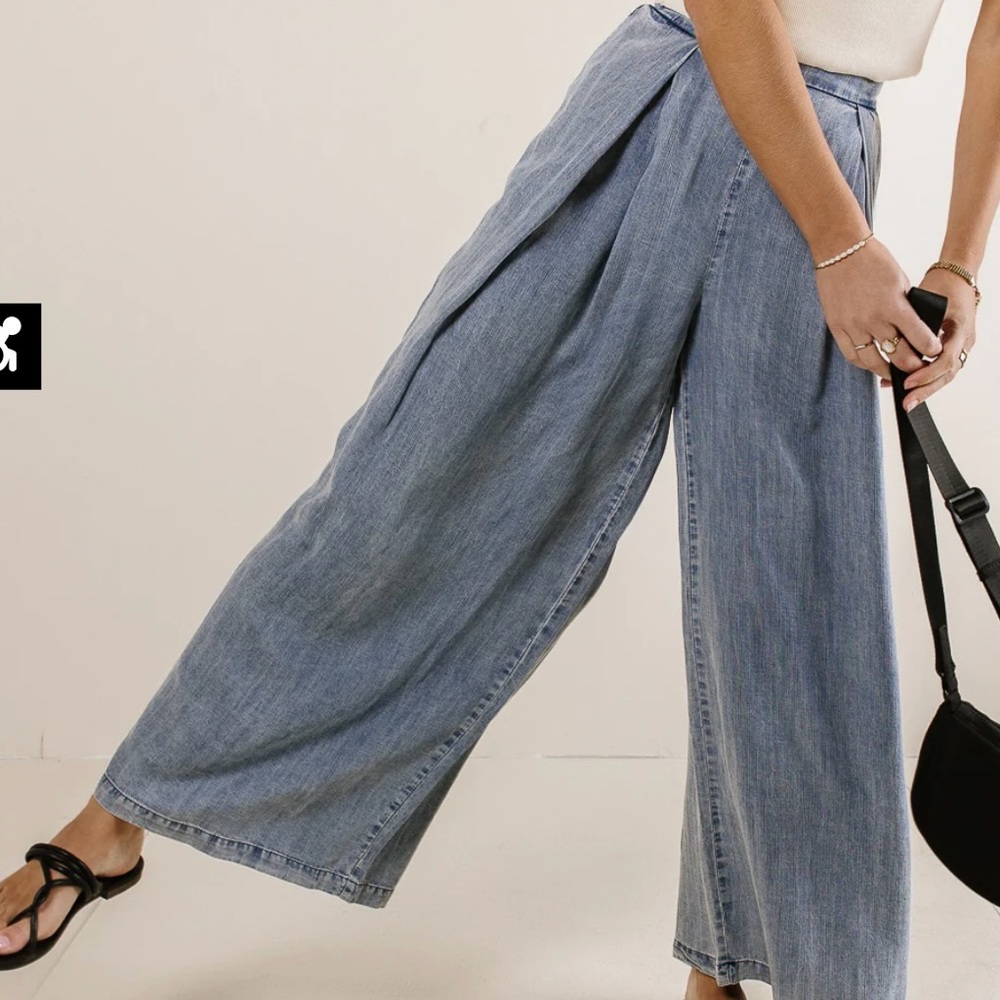 Super trendy wide leg pants by Aaron and Amber- NEW with tags!